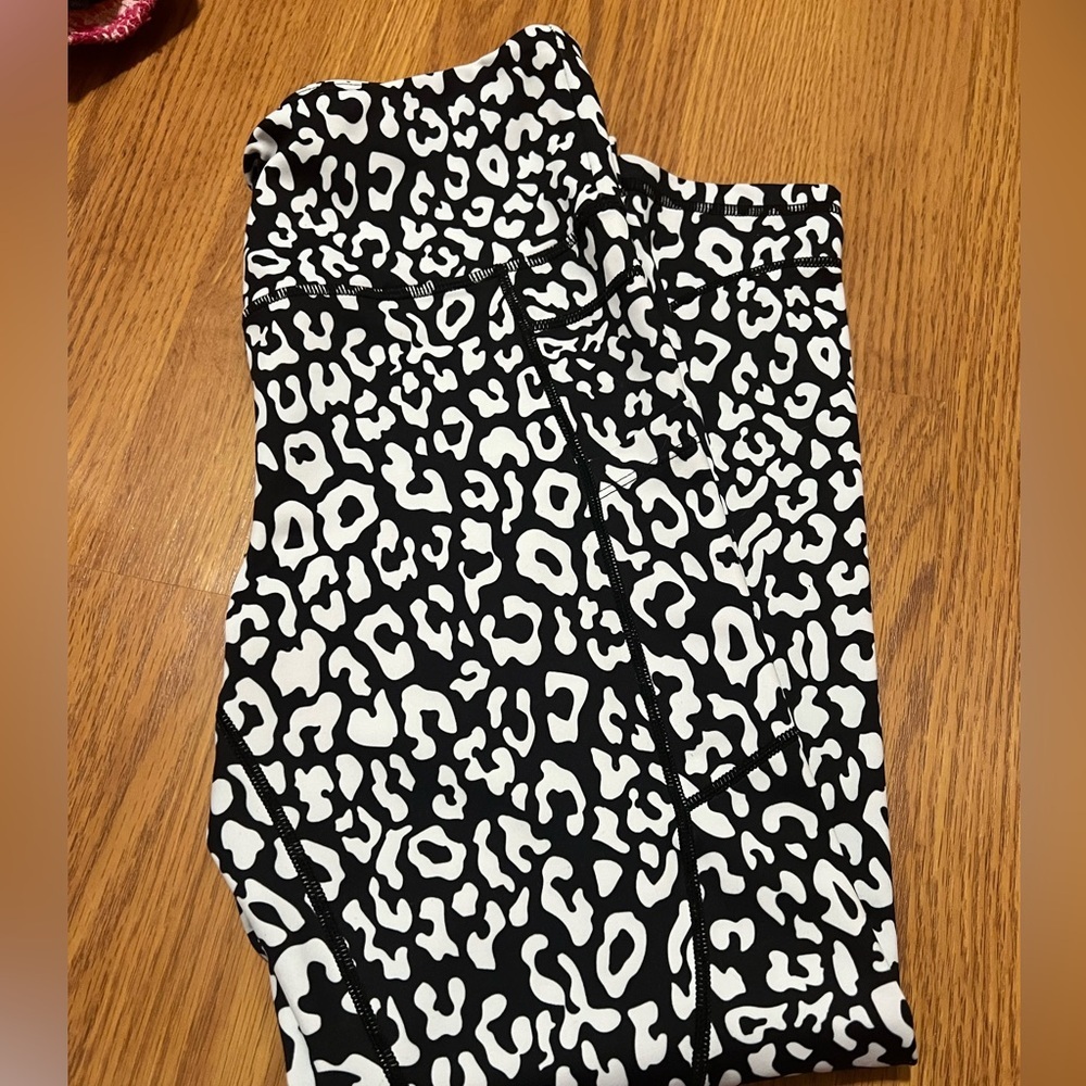 Zyia Active Light and Tight Leopard Print size 4 cropped​​ - Picture 3 of 3
